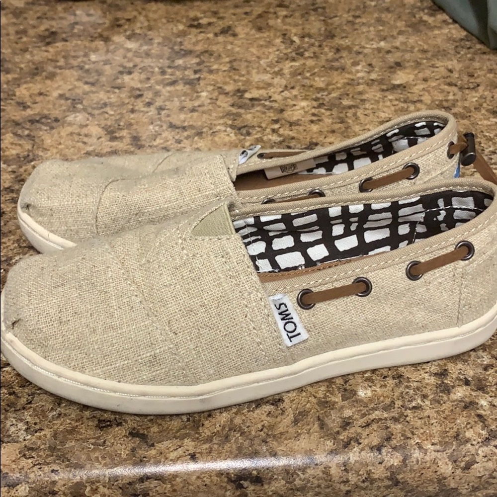 Youth Toms kaki shoes unisex gently worn twice.
